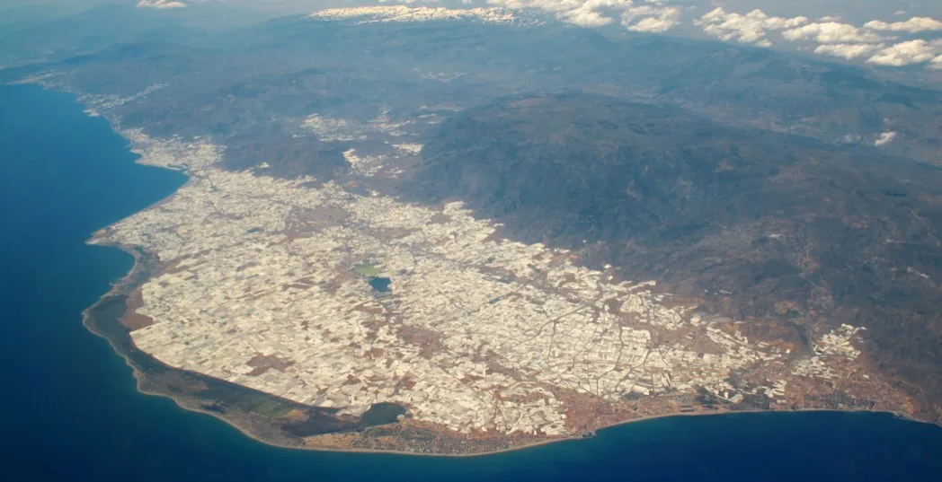 Vista aérea de la bahía y el Club de Playa de Almerimar