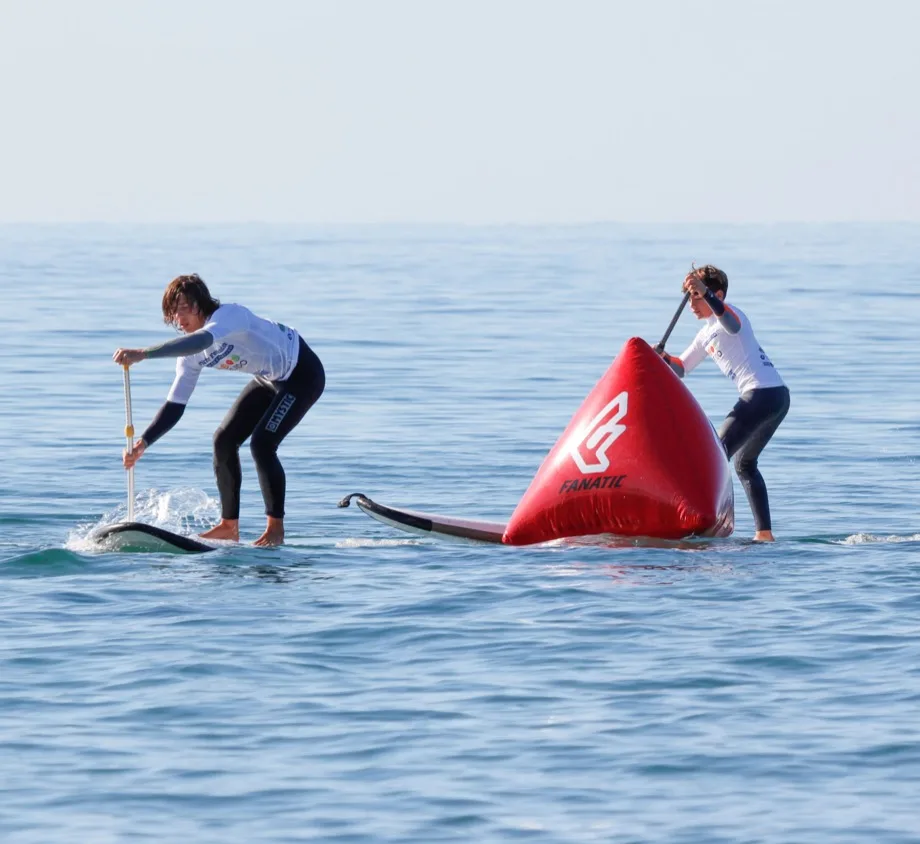 Giro en la boya durante una regata de SUP en Almerimar
