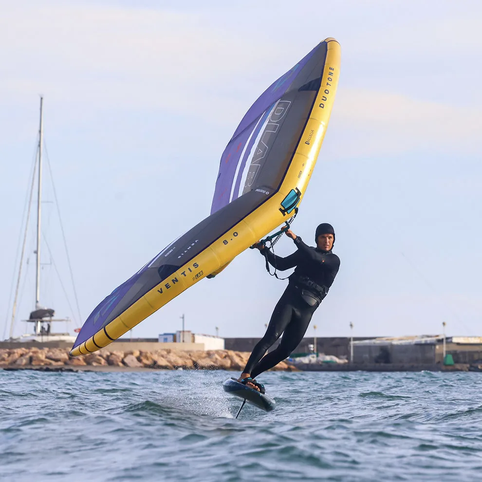 Victor Fernandez navegando en wing foil en la playa de Almerimar