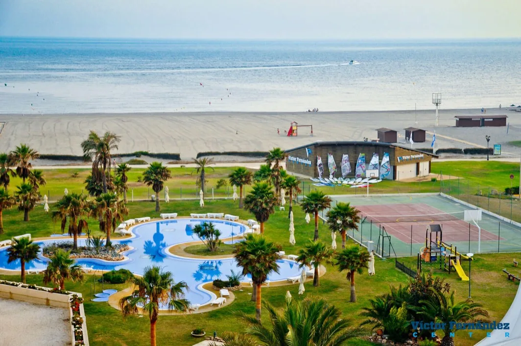 VFCenter en el paseo marítimo de Almerimar, junto a la playa y a las espaldas del hotel AR Almerimar