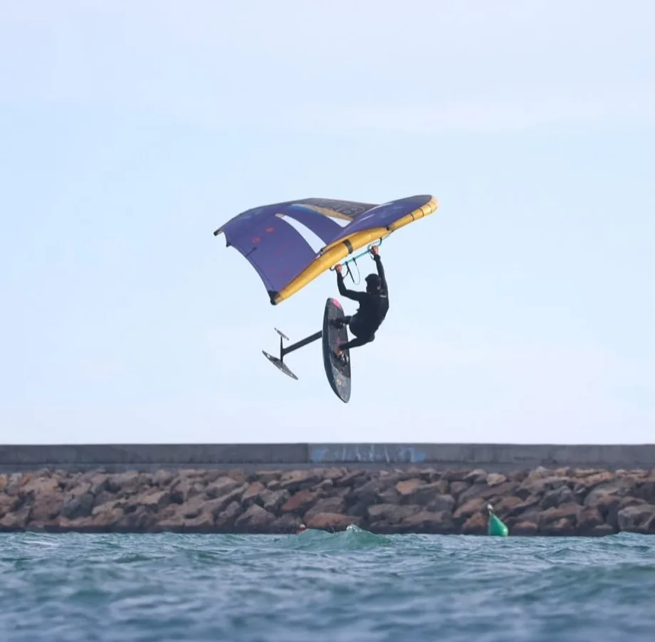 Maniobra de freestyle de wing foil en Almerimar
