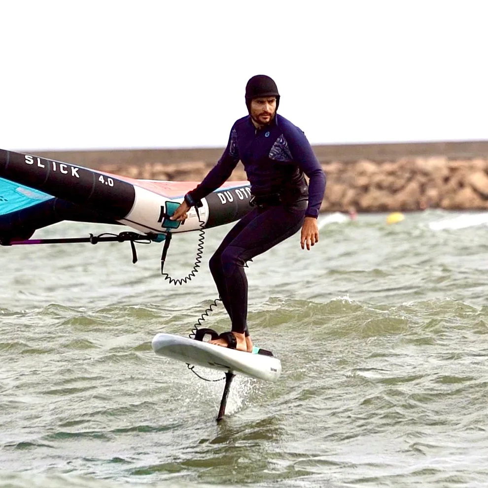 Olas de wing foil en Almerimar con viento de poniente