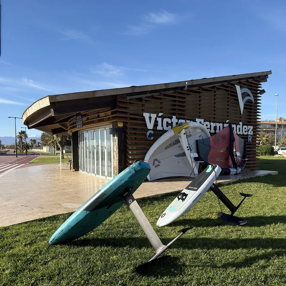 Tablas y foils de wing foil delante del centro VFCenter en Almerimar